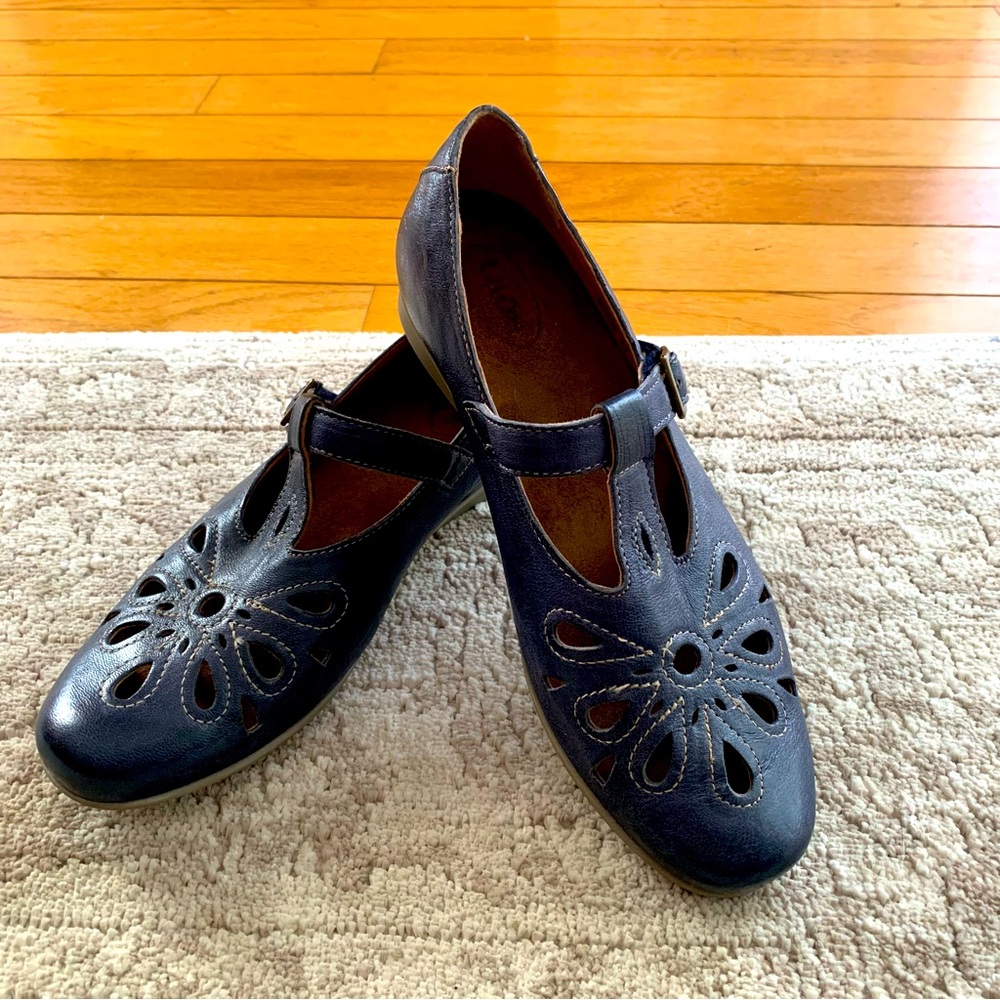 Women's Taos Navy Leather Cutout Shoes EUC